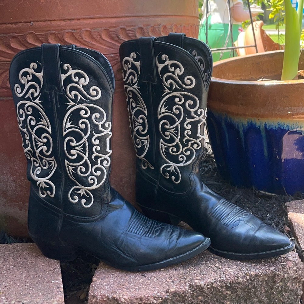 Tony Lama’s black boots with white embroidery